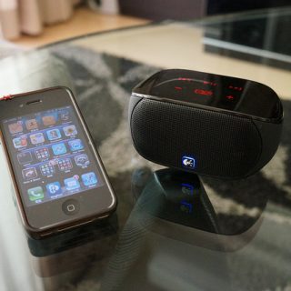 iPhone内の曲を良い音で聴ける、コンパクトワイヤレススピーカー「Logicool Mini Boombox」がお手軽で便利！