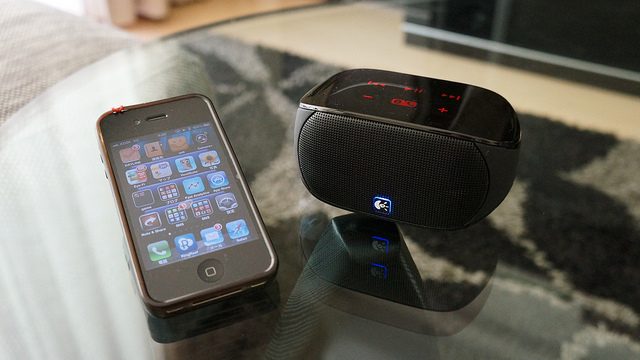 iPhone内の曲を良い音で聴ける、コンパクトワイヤレススピーカー「Logicool Mini Boombox」がお手軽で便利だぞ！