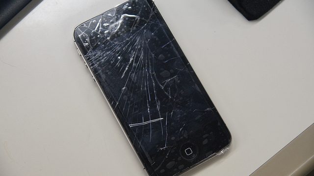 iPhone4Sのフロントガラスが粉々になった時の対処方法