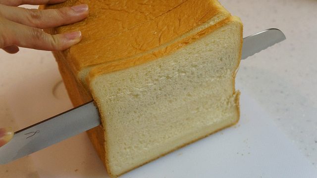 パンを切るのがこんなに楽しいなんて!!切れ味良すぎる「タダフサのパン切り包丁」がスゴすぎるぞ！
