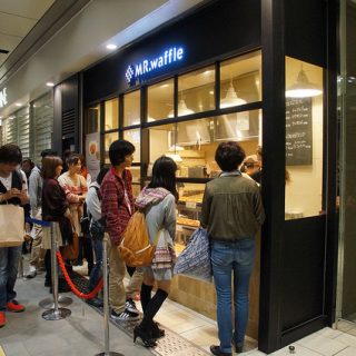行列の出来るワッフル屋、横浜駅にある「MR.waffle」の焼きたてワッフルがクロワッサンのようにフッワフワで旨かったぞ!!