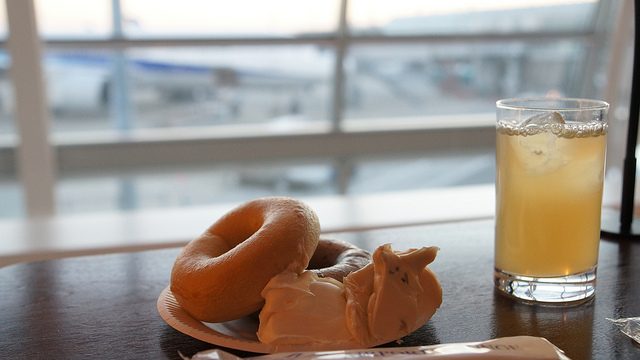 羽田空港にある、ゴールドカードで入れるエアポートラウンジで優雅にベーグルを無料で食べてきたぞ！