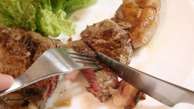 【牛肉500g】おいしいステーキの焼き方を実践！スジ切りに挑戦したぞ！