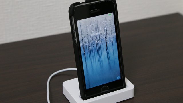 【激安！】270円で買えるiPhone5s用充電スタンドを購入！これはホントに便利だぞ！