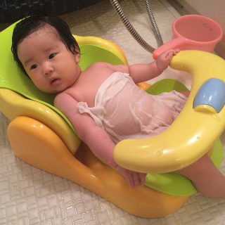 赤ちゃんをお風呂の横に座らせておける、アップリカのバスチェアを買ったぞ！