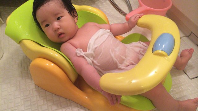 赤ちゃんをお風呂の横に座らせておける、アップリカのバスチェアを買ったぞ！