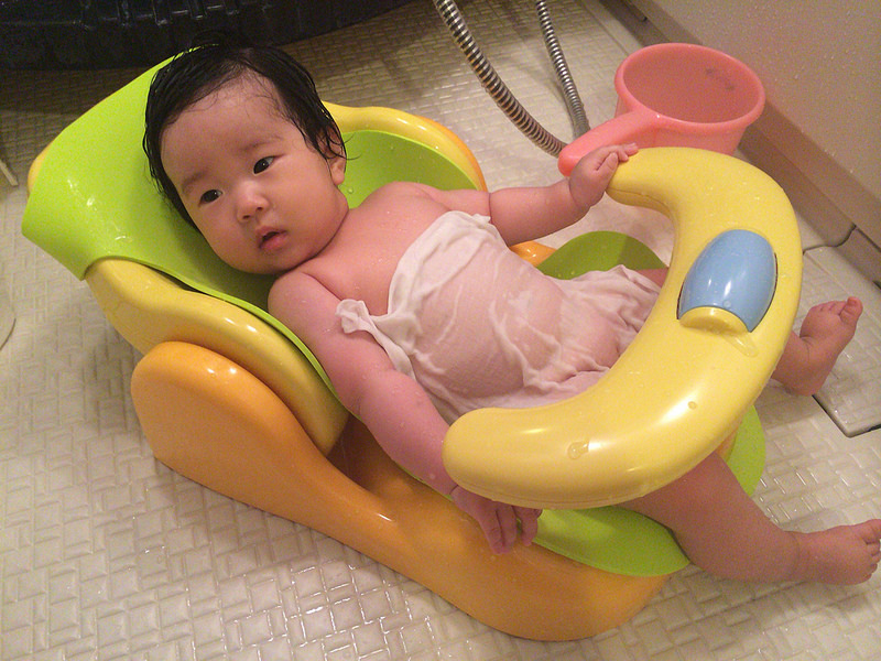 赤ちゃんをお風呂の横に座らせておける アップリカのバスチェアを買ったぞ むねさだブログ