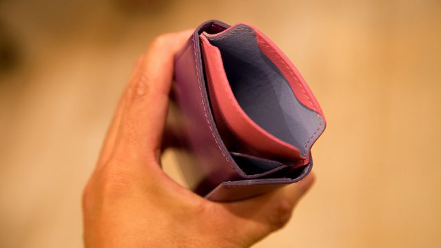 あの薄い財布シリーズに「iPhoneも入る財布」が新発売！これは色々な使い方が出来そうだぞ！