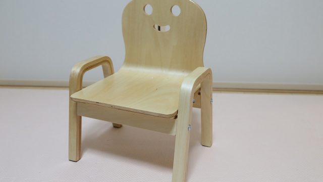 子供用の座椅子に木製でやさしい印象の「キコリの小イス」を買ったぞ！