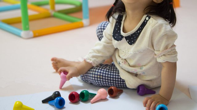 1歳半の子どものお絵描きに！初めてのクレヨン「BABY COLOR（ベビーコロール）」を買ったぞ！