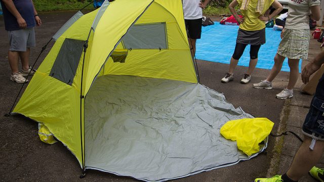 3980円で買えるワンタッチテントが10秒で設置出来て公園やビーチで役立つぞ！