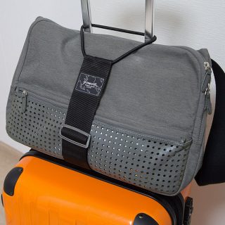 こんなのあったの！？→スーツケースにバッグを固定できる専用ベルトがめっちゃ便利だぞ！