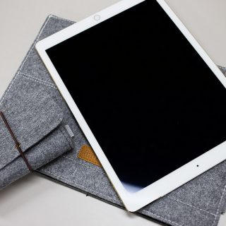 iPad ProにもMBP13にも最適な、スタンドにもなるケースがオススメだぞ！