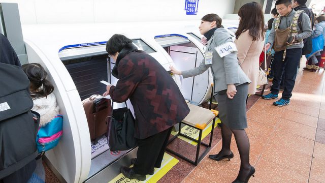 空港の手荷物を無人カウンターで預けられる！羽田空港が機械化しててビビったぞ！