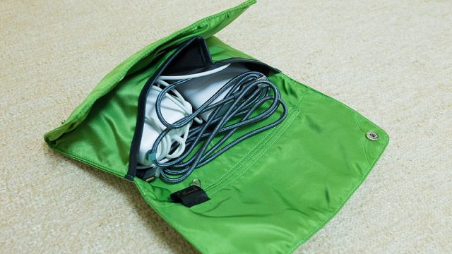 電源ケーブルなどをスマートにまとめられるKOKUYOのバッグインバッグが便利だぞ！
