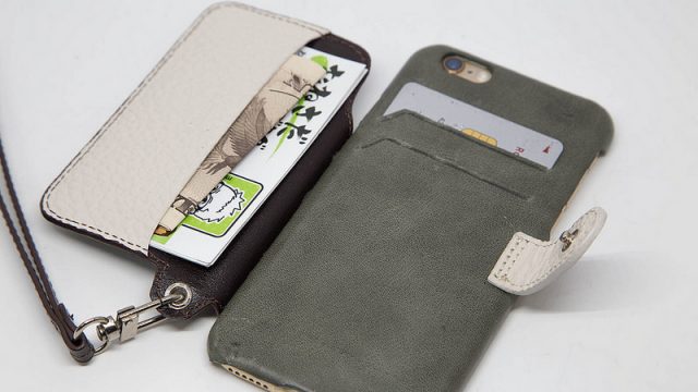 フリップが背面に！？お財布になるiPhoneケース「RAKUNI」！これが便利で手放せないぞ！