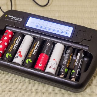 エネループなど単三&単四充電池を頻繁に充電するなら！液晶表示付きで8本同時に充電できる充電器が便利だぞ！