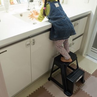 子どもが2～3歳になったら！自分で手を洗えるように踏み台「ステップラダー」が良いぞ！