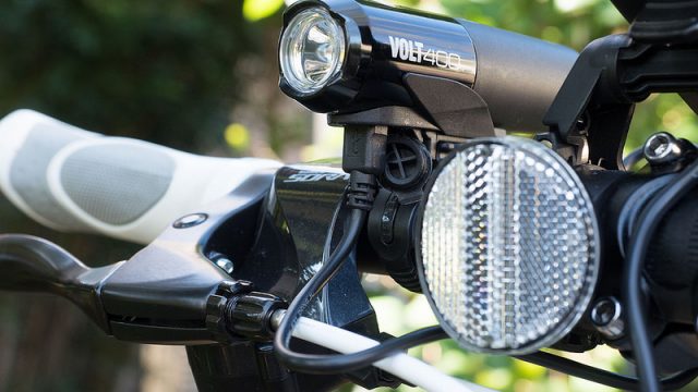 明るくUSB充電可能な自転車用ライトなら「VOLT400」がメチャ明るいぞ！