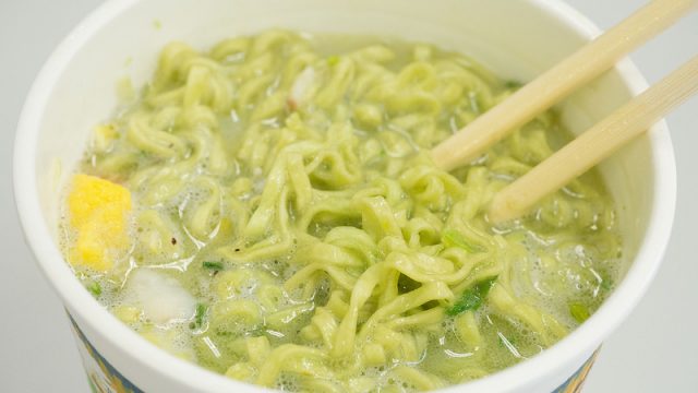 麺もスープも緑色の「カップヌードル抹茶シーフード味」美味しいんだけれど…ちょっと物足りないぞ！