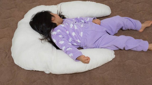新小学生に！枕を変えて子どもの眠りの質を高める「抱かれ枕 アーチピローKIDS」が良さそうだぞ！