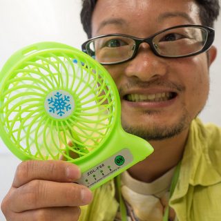 999円で買える「充電式のポータブル扇風機」がカバンにスッと入るしこの夏手放せないぞ！