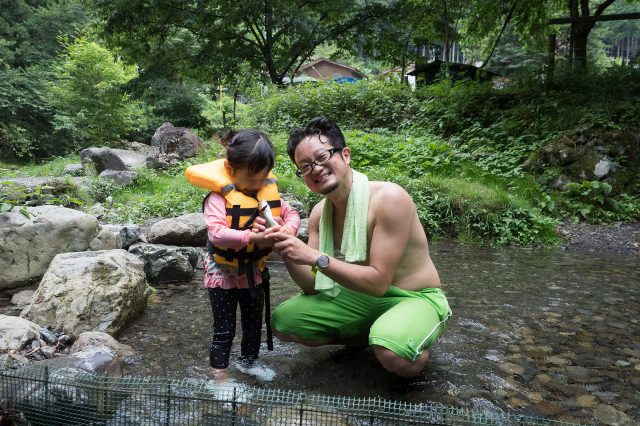 東京都 #檜原村 の #トラウトファーム秋川 で子どもと一緒に魚のつかみ取りや釣り体験！夏の旅行に最適だぞ！【PR】 #たま発 #tamahatsu  | むねさだブログ