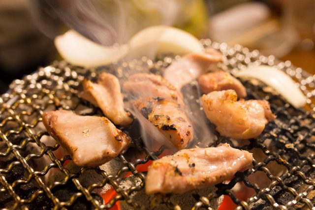 新宿名店横丁 で格安で旨い馬肉が食える大衆馬肉酒場 三村 で是非とも馬のすき焼きを食べてほしいぞ 新宿名店横丁 むねさだブログ