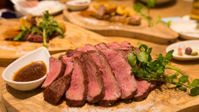 新宿で肉肉肉っ！5店舗が集まる『新宿名店横丁』の「ランプキャップ」で牛ステーキを堪能したぞ！ #新宿名店横丁