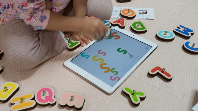 iPadやAndroidタブレットと組み合わせて数字やアルファベットを学べる！marbotic（マーボティック）Smartが知育に良いぞ！