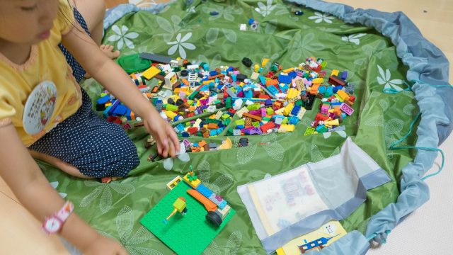 レゴなどブロック玩具のお片づけに！サッと収納プレイマットが便利だぞ！