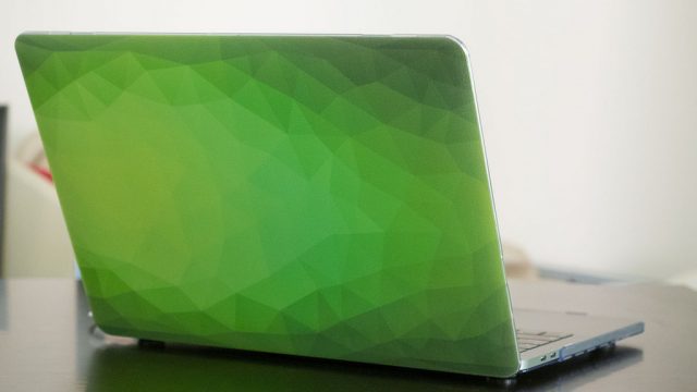 MacBookPro用に4000通りから選べるデザインのカバー！好きな色や模様が選べるぞ！