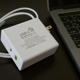 MacBookPro用充電器はこれ！PD対応USB Type-CとQC3.0対応USB端子の2つがついて便利だぞ！