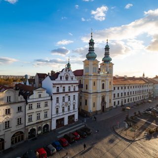 絵葉書のように美しい街並み！チェコの「フラデツクラーロヴェー（HradecKralove）」で夕焼けや夜景を堪能したぞ！ #チェコへ行こう  #cz100y