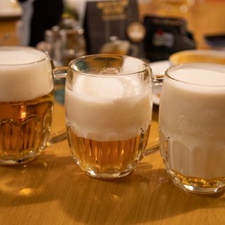 本場チェコでは、泡だらけのビール「ミルコ」の飲み方を楽しめるぞ！ #cz100y #チェコへ行こう
