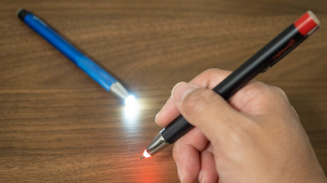 アウトドアや仕事で暗い場所で字を書く人へ！ZEBRAのLEDライト付きボールペンが便利だぞ！