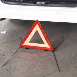 車を持つなら！いざというときのために、三角停止表示板は必携だぞ！