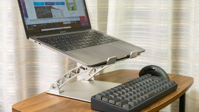 ノートPCスタンド＋HHKBなど外付けキーボードを使うと姿勢も良くなるし下部にキーボードも収納できるし最高だぞ！