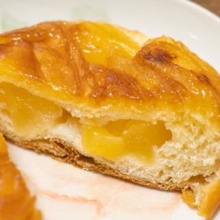 【新発売】ローソンの「りんごのクイニーアマン　フランス産発酵バター」がクイニーアマンとリンゴパイのいい所取りだぞ！