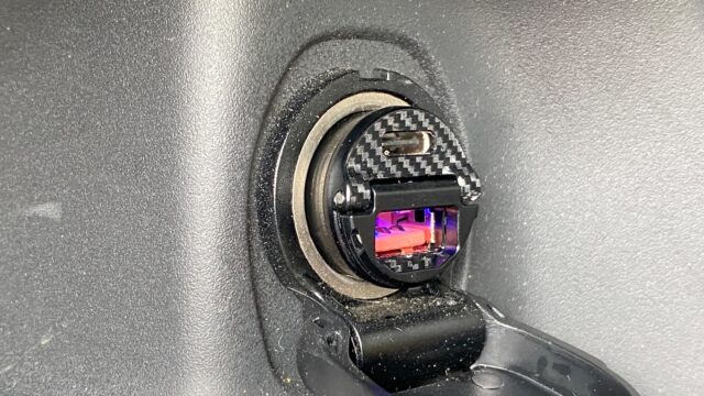 車のシガーソケットにほぼすっぽり隠れるコンパクトな2口カーチャージャー（USB/USB-C）がスマートだぞ！