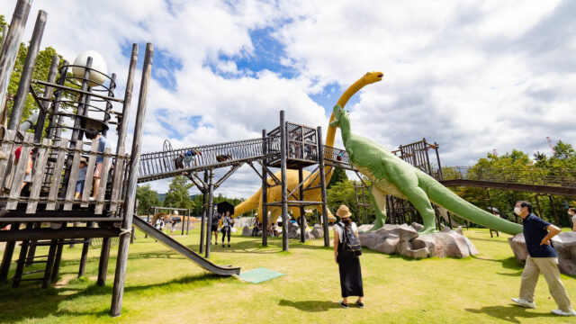福井県立恐竜博物館の周辺は、無料で遊べる遊具でいっぱいだぞ！