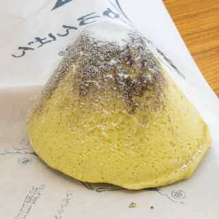 「富士山めろんぱん」は富士山5合目で作られ販売される、限定のメロンパンだぞ！