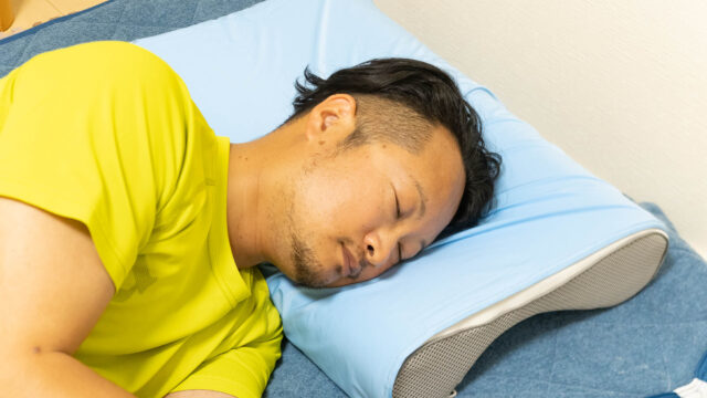 雲のような寝心地「KUMO Pillow」はカーボン素材の新感覚枕だぞ！