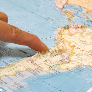 触って学べる「立体世界地図」が、海溝や山脈など地形を学ぶのに良いぞ！