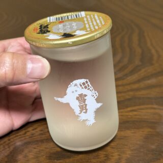 「雪男 純米酒」のワンカップが、すりガラスとキャラクター入りでかわいいぞ！