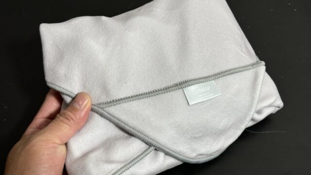 くっつく不思議なクロス「CAMWRAP」がポケット付きで便利だぞ！