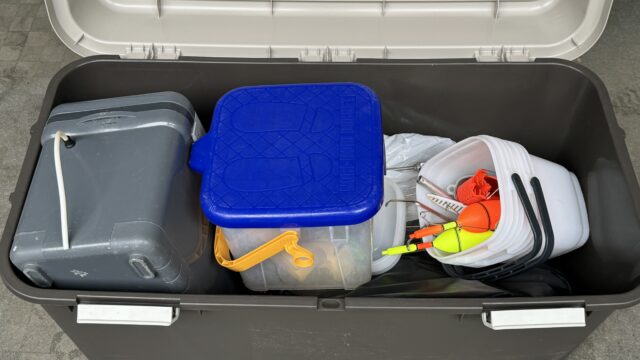 ベランダの荷物を日光や汚れから守る！大型ホームボックスが釣具やアウトドア用品の保管に便利だぞ！