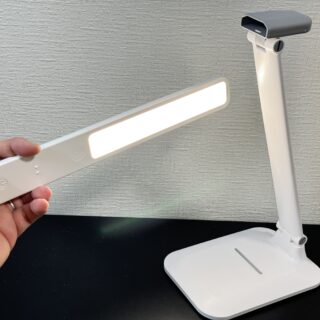 着脱も可能！折り畳み式の充電式LEDデスクライトがお手軽で良いぞ！