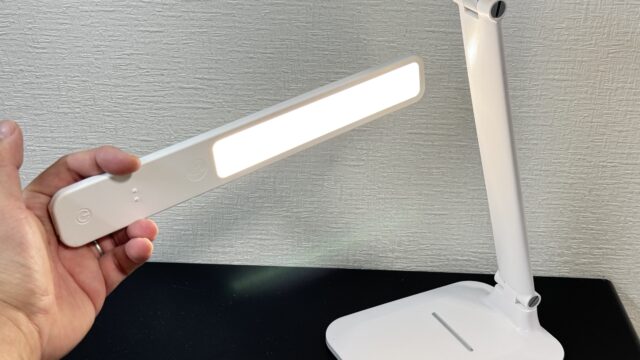 着脱も可能！折り畳み式の充電式LEDデスクライトがお手軽で良いぞ！