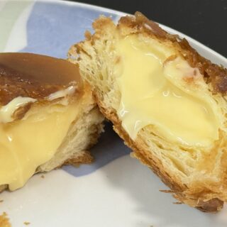 セブンプレミアム ブリュレデニッシュ カスタードが、クイニーアマンとシュークリームを足した感じで美味しいぞ！